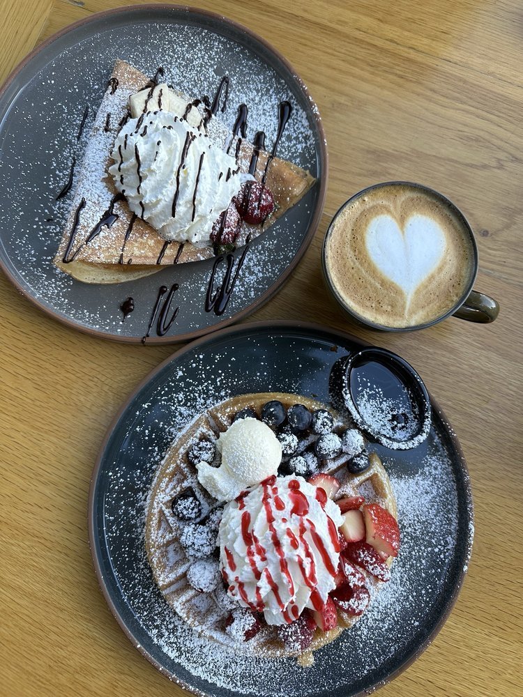 Golden waffles and fresh brunch at Eight AM San Francisco